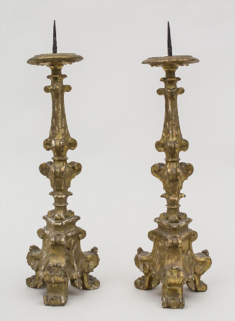 Paar Altarleuchter / A Pair of Altar Candleholders, 18.: Paar Altarleuchter / A Pair of Altar Candleholders, 18. Jh. Material: Holz, geschnitzt, goldfarben gefasst, Höhe: 59 cm, Zustand: gut, minimal wurmstichig + Material: wood, carved and gold coloured, 