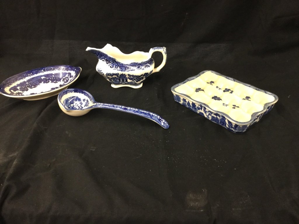 4pcs Blue & white gravy bowl (is chipped do have (1 of 4)