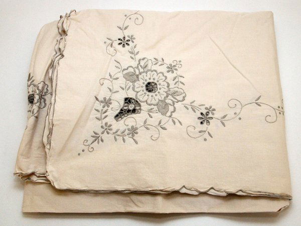 LINEN TABLECLOTH W/ EMBROIDERY AND OPENWORK (1 of 2)