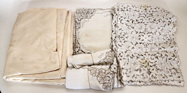 DAMASK TABLECLOTH W/ ASSORTED LINEN NAPKINS (1 of 2)