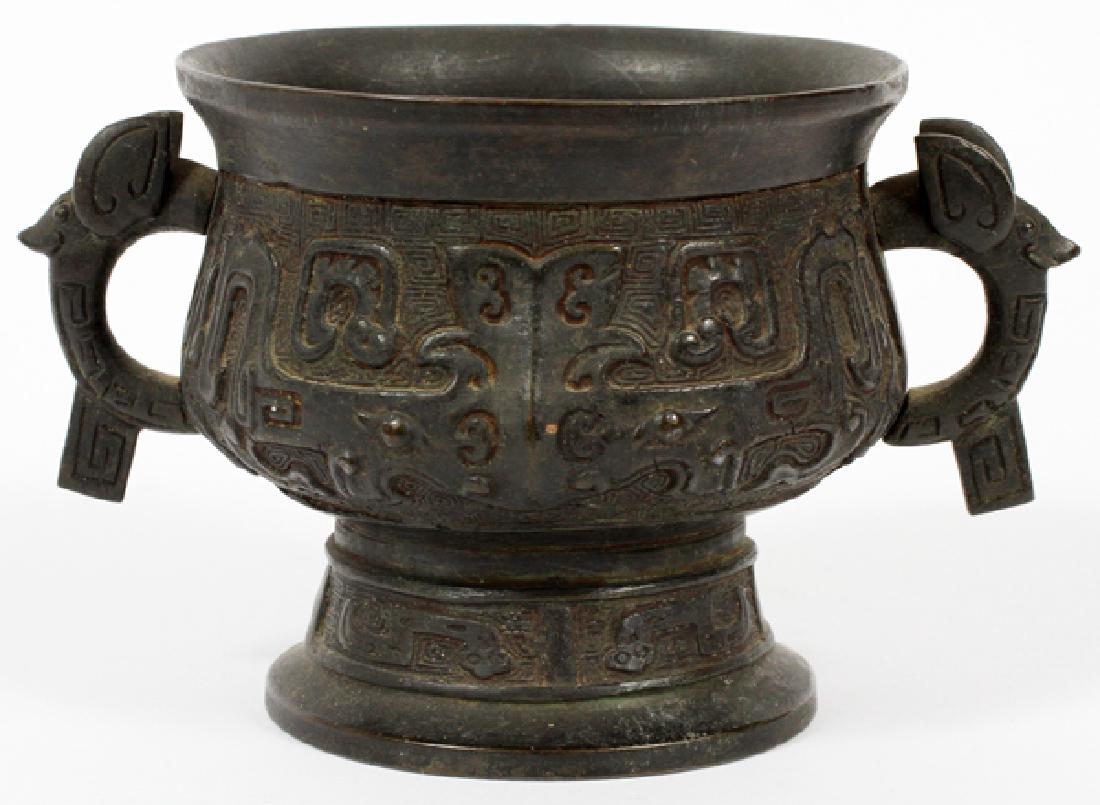 CHINESE BRONZE RITUAL FOOD VESSEL (1 of 3)