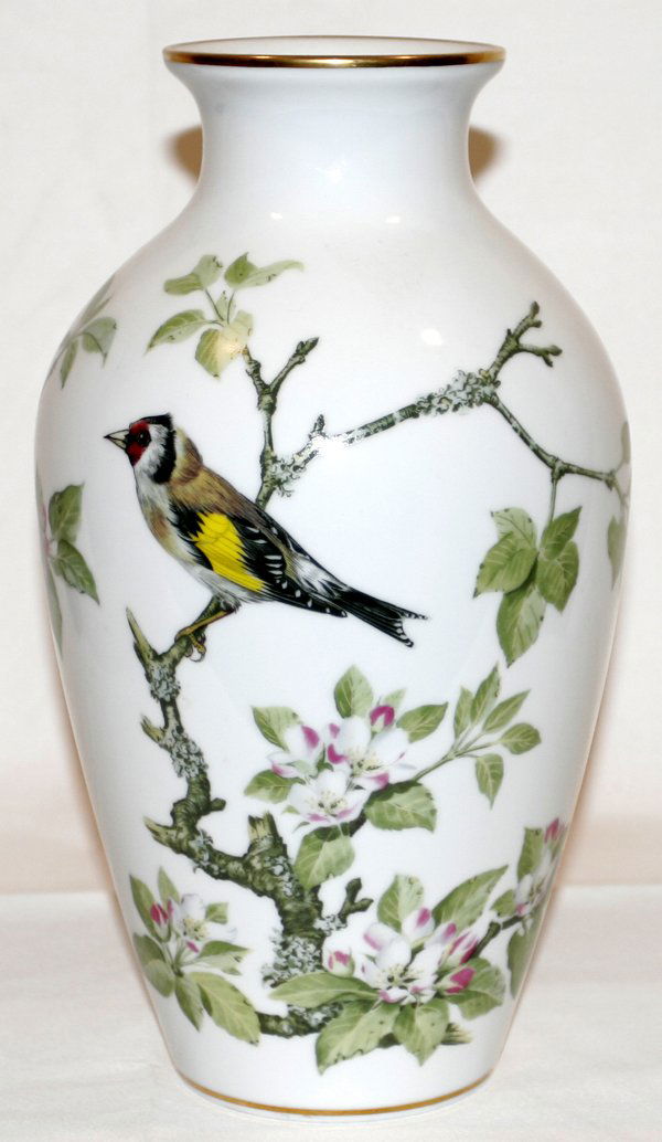 101641 FRANKLIN MINT PORCELAIN 'WOODLAND BIRD' VASE