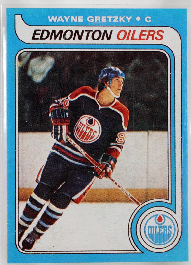 WAYNE GRETZKY O-PEE-CHEE EDMONTON ROOKIE CARD 1979: WAYNE GRETZKY, O-PEE-CHEE, EDMONTON OILERS, ROOKIE TRADING CARD, 1979:Wayne Gretzky, O-PEE-CHEE, Edmonton Oilers rookie trading card. 1979. Mounted in clear plastic sleeve.