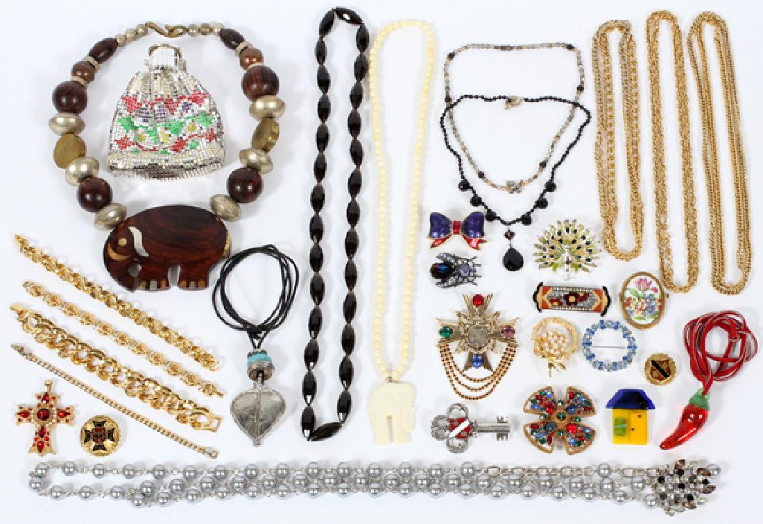 COSTUME JEWELRY W/ NAPIER BRACELET 30 ITEMS: COSTUME JEWELRY WITH NAPIER BRACELET, 30 ITEMS:A set of costume jewelry, including: A Napier gold tone link bracelet (L 7''), 3 gold tone link bracelets, 1 grey faux-pearl belt, 2 beaded necklaces, 1