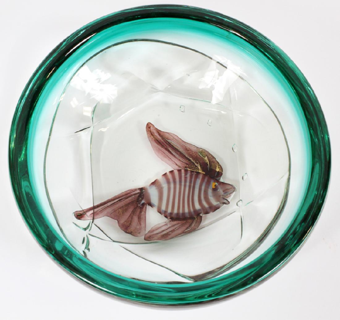 ITALIAN MURANO ART GLASS BOWL: ITALIAN MURANO ART GLASS BOWL, 20TH C., H 3", DIA 9 1/8" IN THE STYLE OF ALFREDO BARBINI (ITALIAN, 1912-2007). A MURANO ART GLASS BOWL WITH GREEN RIM LEADING TO CLEAR CENTER WITH INTERNAL BLOWN FISH A