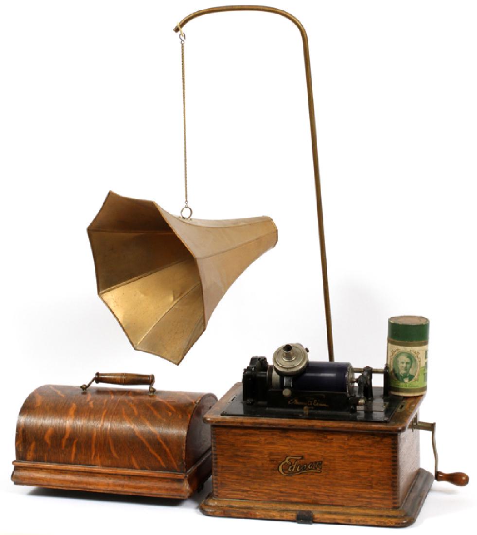 EDISON STANDARD OAK PHONOGAPH, H 12", L 12", D 8": EDISON STANDARD OAK PHONOGAPH, H 12", L 12", D 8" A Thomas Edison Standard Phonograph in an oak case and lid, with painted metal horn. Serial number 462939.