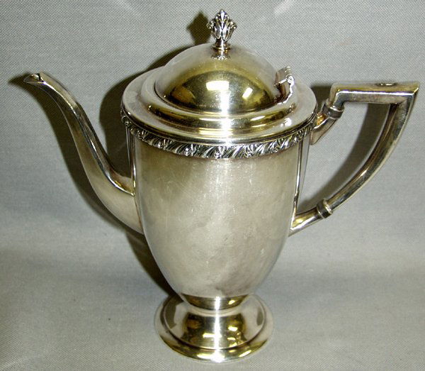 WM. ROGERS SILVER PLATE COFFEE POT, H9.5": WM. ROGERS SILVER PLATE COFFEE POT, H 9 1/2":Flame finial.