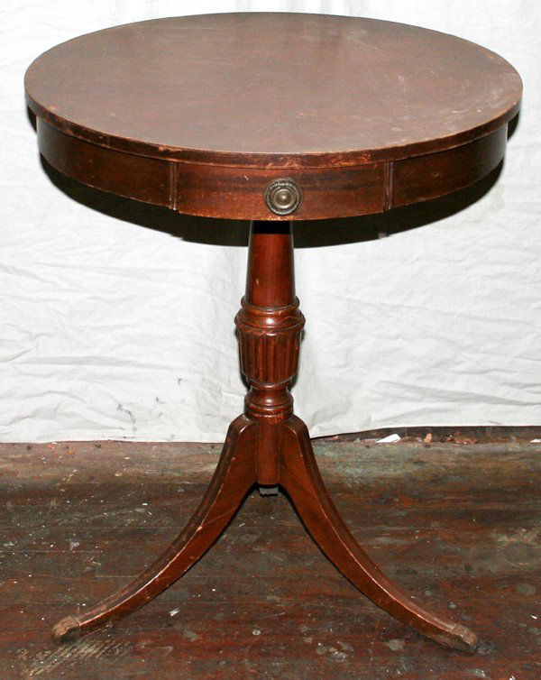040593 DUNCAN PHYFE STYLE MAHOGANY END TABLE