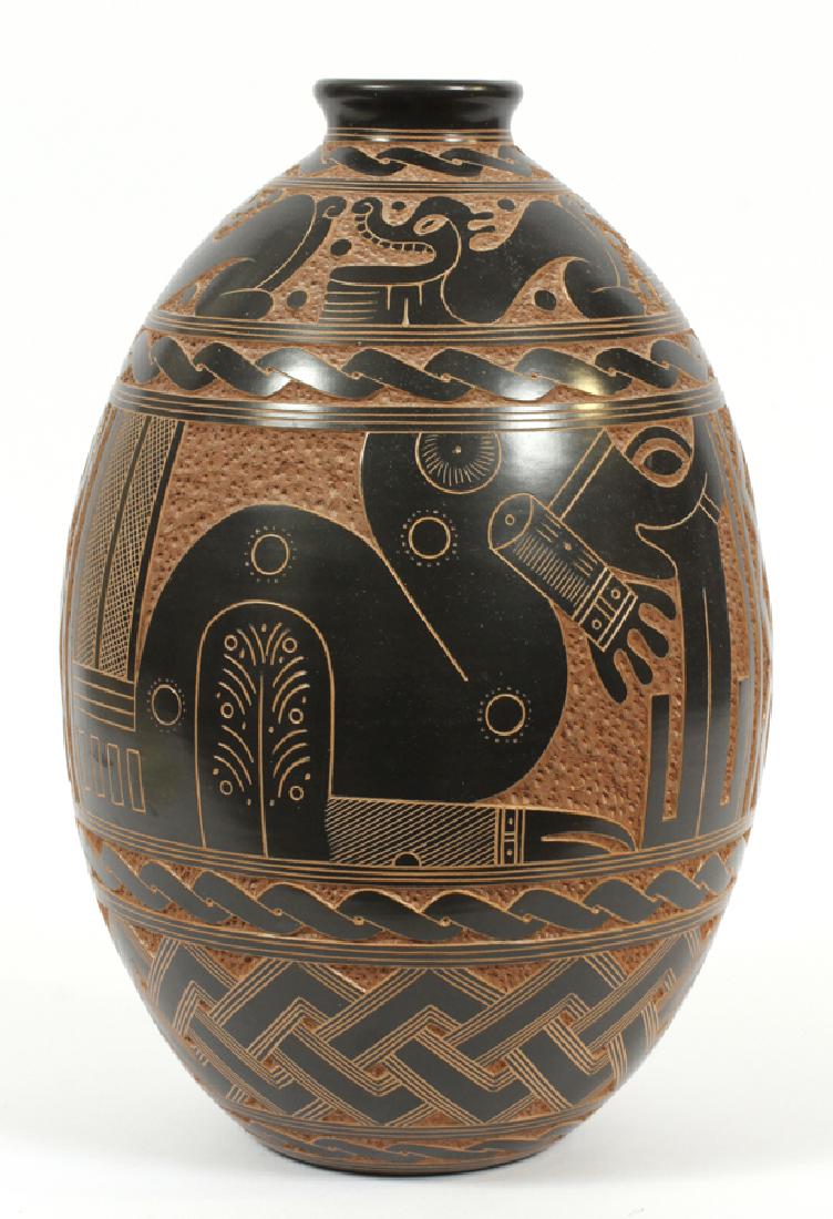 HELIO GUTIERREZ, NICARAGUA, CARVED POTTERY VASE (1 of 4)
