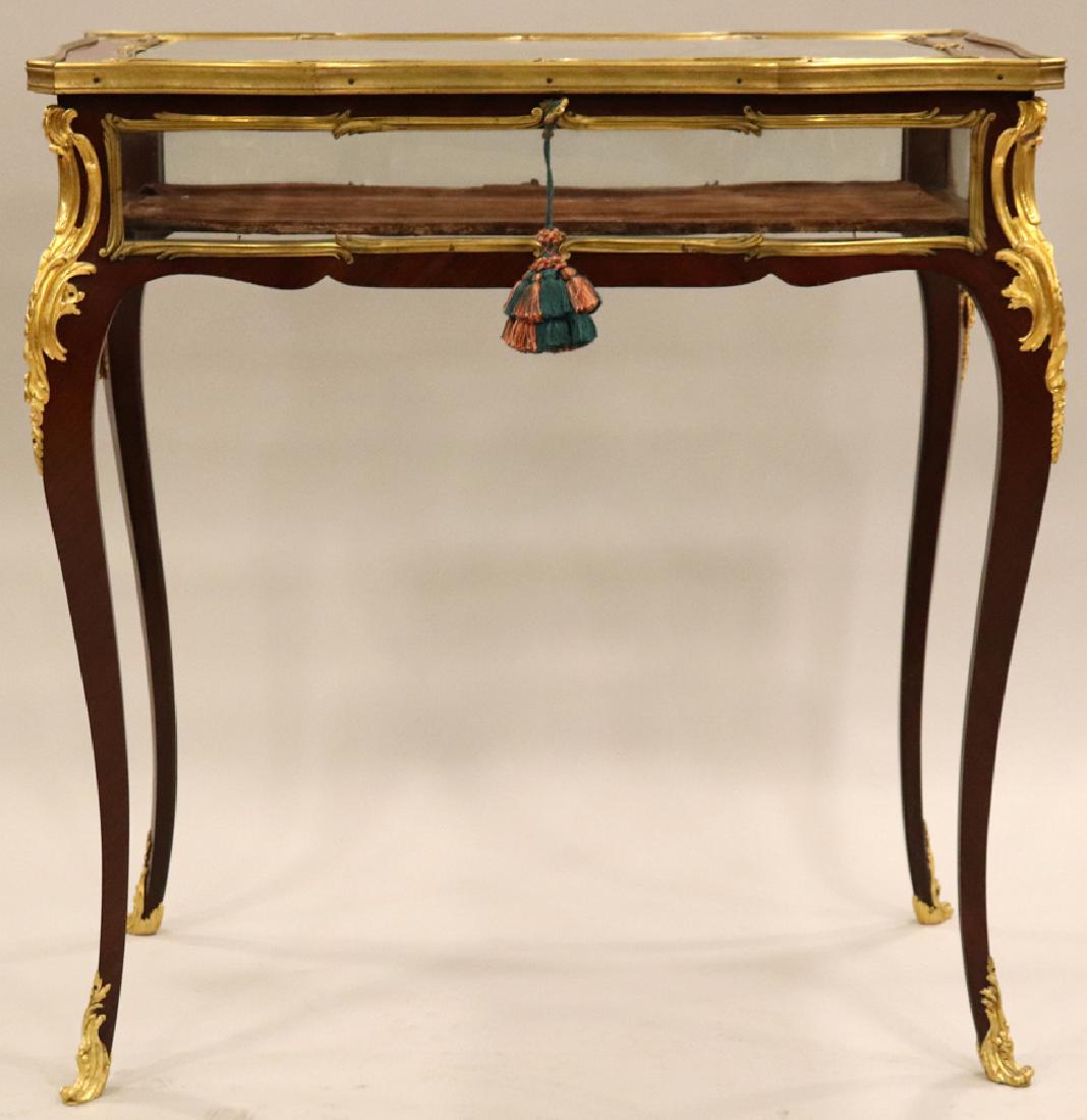 LOUIS XV STYLE MAHOGANY VITRINE, BRONZE ORMOLU: LOUIS XV STYLE MAHOGANY VITRINE, BRONZE ORMOLU, H 29.5", W 28", D 16" :A Louis XV style mahogany display table. This piece is adorned with ormolu mounts, a veneered exterior, and cabriole legs with cl