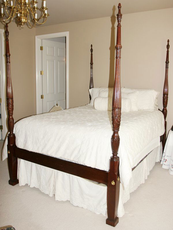 SHERATON STYLE MAHOGANY FOUR-POSTER BED: SHERATON STYLE MAHOGANY FOUR-POSTER BED, H 86", W 65" (QUEEN SIZE):Each reeded post surmounted by an urn-form finial. From the collection of James and Alice Padilla, Northville, Mi. Floor to top of he