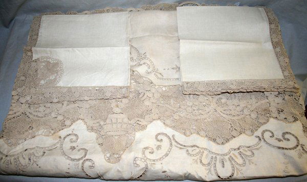 ECRU LINEN & LACE TABLECLOTH & SET OF NAPKINS: ECRU LINEN & LACE TABLECLOTH, 106" X 70", & SET OF TWELVE NAPKINS:Large dinner size napkins. Good condition jw From the Kandt estate, Farmington Hills, Mich.