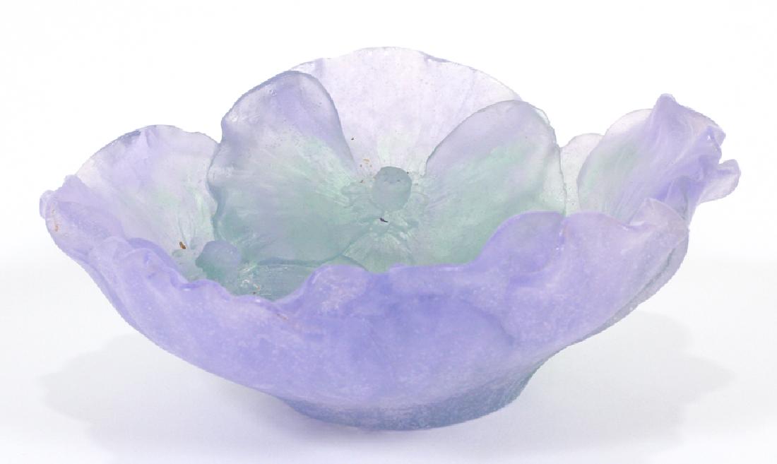 FRENCH DAUM PATE DE VERRE LAVENDER DISH, DIA 5": FRENCH DAUM PATE DE VERRE LAVENDER DISH, DIA 5" :Signed. Hibiscus flowers (five).