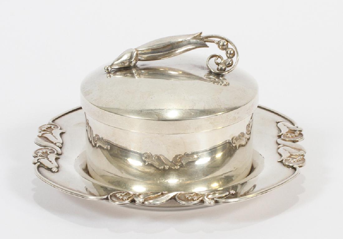 ESQUIRE JAPAN STERLING 950 COVERED BOX: ESQUIRE JAPAN STERLING 950 COVERED BOX H 3" DIA 5.75" :950 sterling covered box with insert and tray. Having an Art Nouveau stylized pea pod as a handle. Sterling 950 is 95% silver. 9.25 troy ounces. 