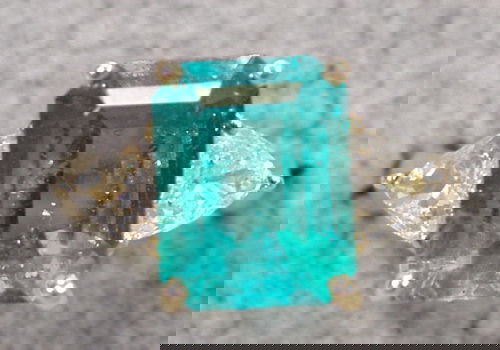 18KT YELLOW GOLD 5 CT., SI NATURAL BERYL EMERALD: 18KT YELLOW GOLD 5 CT., SI NATURAL BERYL EMERALD & 2 DIAMOND.80 CTS LADY'S RING APPRAISAL AVAILABLE Appraisal Birmingham Gemological Services, James Krol Master Gemological Appraiser.. Stamped 18kt, w