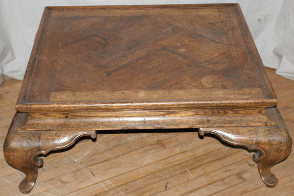 QUEEN ANN STYLE OAK COFFEE TABLE, H15" W41": QUEEN ANN STYLE OAK COFFEE TABLE, H 15", W 41" SQUARE:parquet design top.