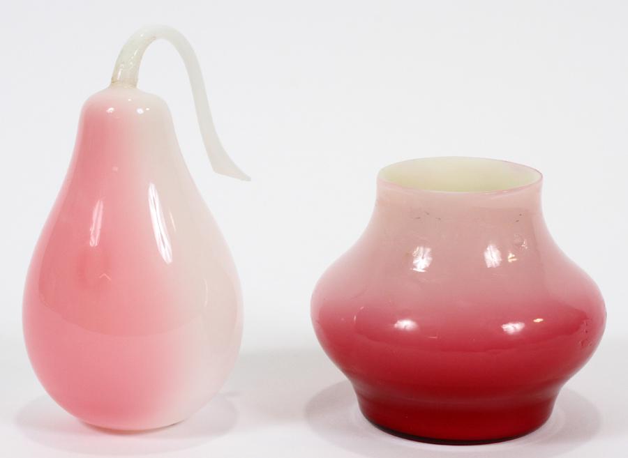 THOMAS WEBB CRYSTAL PEACH BLOW VASE AND PEAR: THOMAS WEBB CRYSTAL PEACH BLOW VASE AND PEAR C. 1890 :Chicago World Fair 1893 pear souvenir @ 4.7" . Also vase 3".