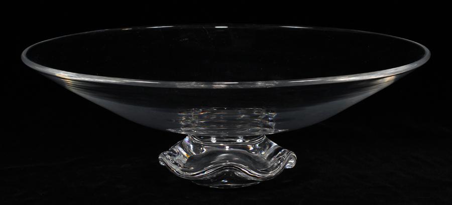 STEUBEN, CRYSTAL CENTERPIECE, H 5", DIA 14 3/4": STEUBEN, CRYSTAL CENTERPIECE, H 5", DIA 14 3/4" :Signed. Hand blown. On wavy pedestal base. From the collection of Mary Jane Drummy, Tonnancour Rd. Grosse Pointe Farms.