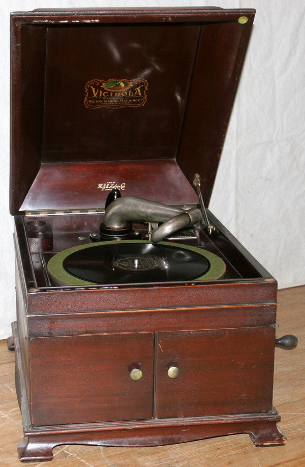 VICTOR VICTROLA MAHOGANY CASE H 16", W 19": VICTOR, VICTROLA MAHOGANY CASE C1900, H 16", W 19", D 16":wind up with crank;