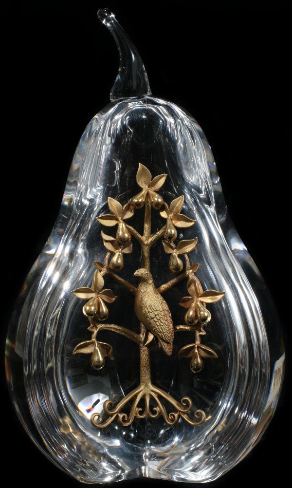 STEUBEN GLASS 'PARTRIDGE IN A PEAR TREE': STEUBEN GLASS 'PARTRIDGE IN A PEAR TREE', WITH 18KT GOLD ACCENT, H 5 3/4", IN THE ORIGINAL BOX:Signed, designed by Lloyd Atkins, catalog number 1014; glass pear adorned with 18kt yellow gold, in the o