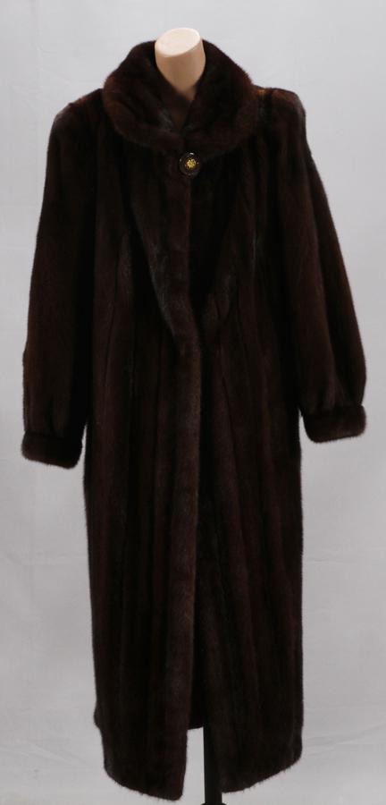 MINK FUR COAT, SIZE 14 -16: MINK FUR COAT, SIZE 14 -16 There are is no manufacturers label on the coat. Good looking coat with a collar and a button closure at the neck, 3 hook closure at the front placket, and slip pockets at e