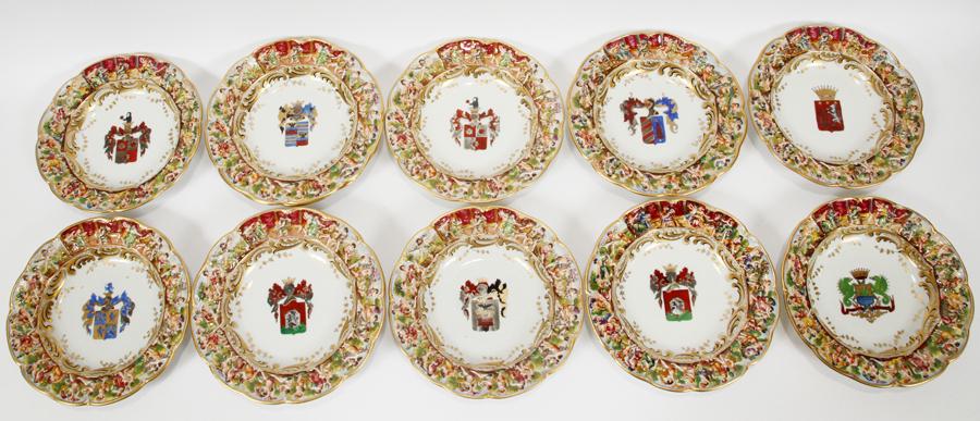 CAPODIMONTE ARMORIAL CREST COAT ARMS CABINET PLATES, 12: CAPODIMONTE ARMORIAL CREST COAT ARMS CABINET PLATES, 12 PCS, DIA 9" Central crest.