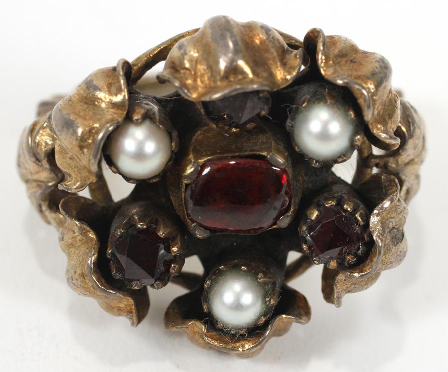 SILVER PEARL & GARNET RING: SILVER PEARL & GARNET RING, DIA SIZE: 6.5, T.W. 13 GR A silver, pearl and garnet ring. Ring size: 6.5. Total weight: 13 grams.