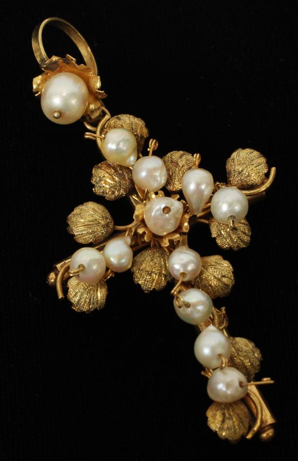 BAROQUE GOLD & PEARL PENDANT, L 2.75", T.W. 9 GR: BAROQUE GOLD & PEARL PENDANT, L 2.75", T.W. 9 GR A Baroque style gold and pearl pendant. Total weight: 9 grams.