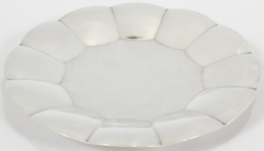 TIFFANY & CO STERLING SERVING TRAY: TIFFANY & CO STERLING SERVING TRAY, DIA 9.2" OZT. 17.16 Tiffany tray with a slightly scalloped edge and numbered 22929 supported on a raised base ring. Total troy ounce weight 17.16. #22929. Property