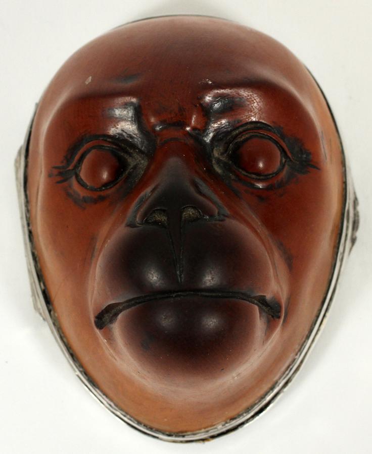 ENGLISH WOOD AND SILVER BULLDOG SNUFF BOX 18TH.C.: ENGLISH WOOD AND SILVER BULLDOG SNUFF BOX 18TH.C. L 3" D 2.2" Hinged. Mask of a bull dog. Reverse side has wood surround as well as metal diamond form mirror.