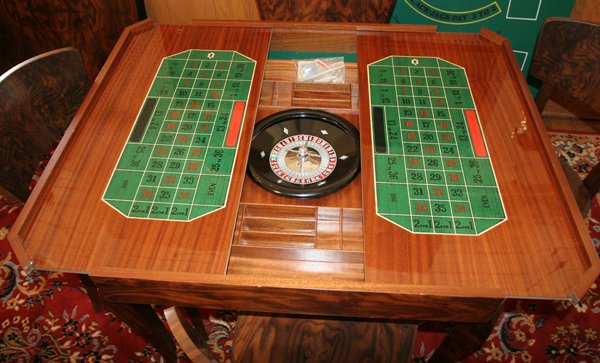 LAMINATED WOOD FINISH GAMES TABLE & 4 CHAIRS - 2