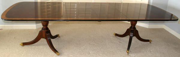 FEDERAL STYLE MAHOGANY DINING TABLE, 2 LEAVES