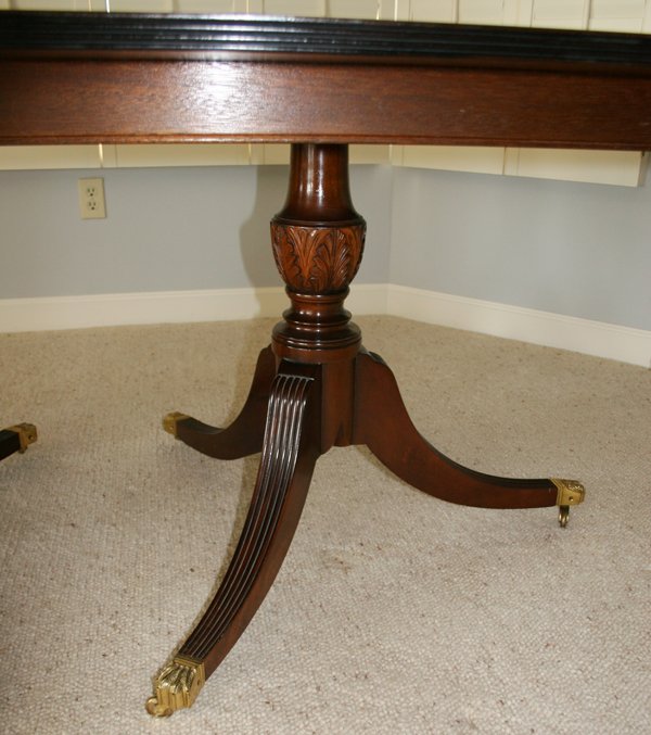 FEDERAL STYLE MAHOGANY DINING TABLE, 2 LEAVES - 4