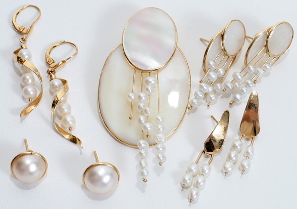 PEARL & 14 KT YELLOW GOLD BROOCH & EARRINGS