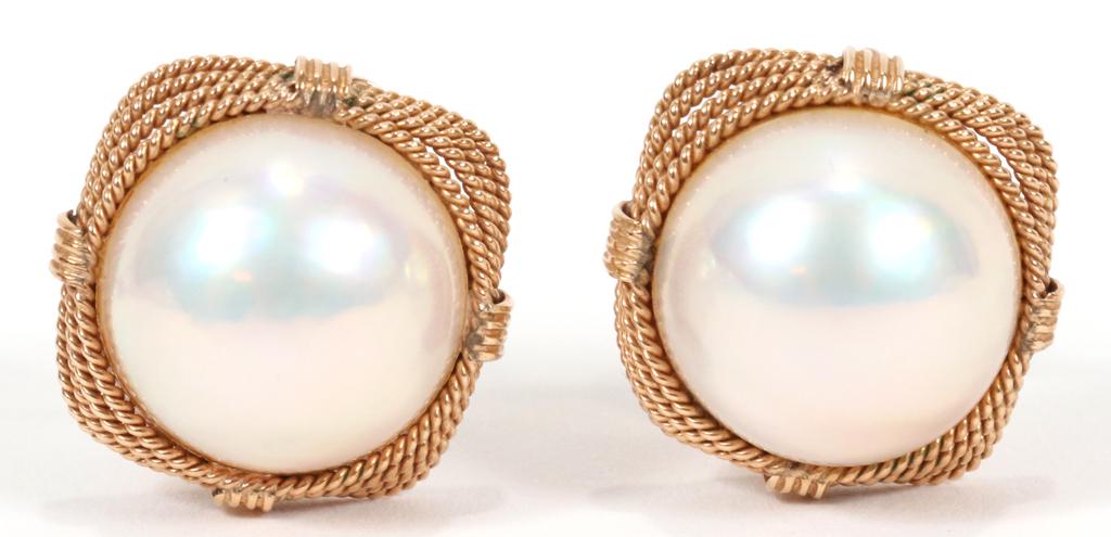 14KT YELLOW GOLD,WHITE MABE PEARL EARRINGS: 14KT YELLOW GOLD,WHITE MABE PEARL EARRINGS, OMEGA CLIP WITH POST, PAIR, TW. 9.4 GR. 14kt yellow gold white mabe pearl earrings, pair, total weight 9.4 grams. Length 5/8" and width 5/8". The diameter o