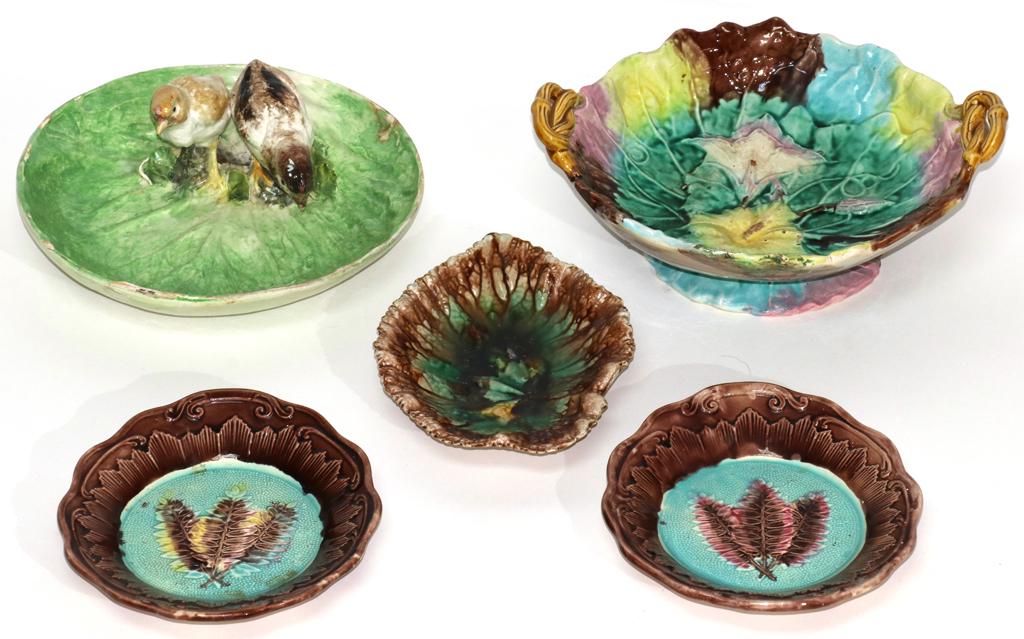 MAJOLICA, EARTHENWARE BOWLS & PLATES, FIVE PCS: MAJOLICA, EARTHENWARE BOWLS & PLATES, 19TH C, FIVE PCS, DIA 7"-9"Two centerpiece bowls, dia. 9": one with two chicks in full relief, other a double handle bowl with flower motif. Also three small 7" d