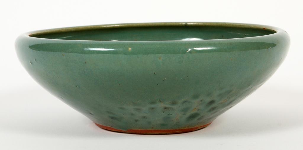 CHINESE STONEWARE BOWL, H 2.5", DIA 8": CHINESE STONEWARE BOWL, H 2.5", DIA 8"A Chinese melon green bowl. 6 interior spur marks. From the estate of Gerald Torrence, Chicago.