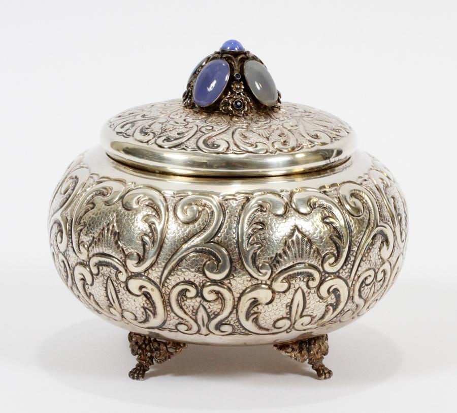 STERLING REPOUSSE' DRESSER BOX: STERLING REPOUSSE' DRESSER BOX, H 5" DIA 5.5" 13.59 TROY OUNCES The dresser box has a repousse' acanthus leaf and scroll motif and is resting on lion paw form feet, it has a lid with a finial of five