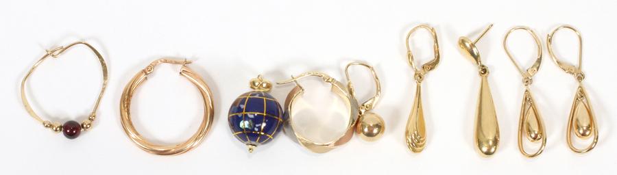 GOLD, EARRINGS, PLUS 6 EARRINGS AND 1 CHARM: 14KT GOLD, EARRINGS, PLUS 6 SINGLE EARRINGS AND 1 ENAMEL CHARM 8 PCS. TW. 10.4 GR. One pair of drop earrings with lever back, L 1.5", W 3/8". with 6 assorted single earrings and 1 enameled charm of th