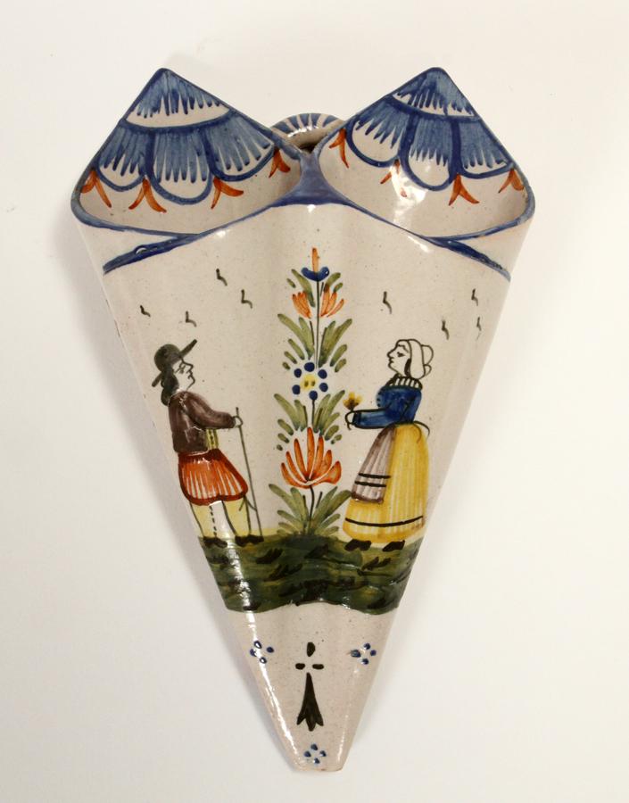 QUIMPER, FRENCH FAIENCE POTTERY, WALL POCKET: QUIMPER, FRENCH FAIENCE POTTERY, WALL POCKET, H 5.5", W 3.5" Quimper, pottery, wall pocket, H 5.5", W 3.5"
