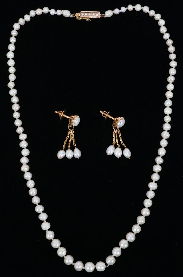 GOLD BAROQUE PEARL NECKLACE & 4MM DROP EARRINGS: 14KT YELLOW GOLD BAROQUE PEARL NECKLACE & 4MM DROP EARRINGS, L 17" TW. 22.8 GR. Earring length 1.25". The pearls on the necklace range from 3mm to 6mm.