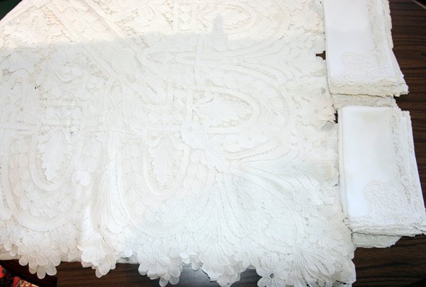 VENETIAN ECRU LACE TABLECLOTH & TEN NAPKINS