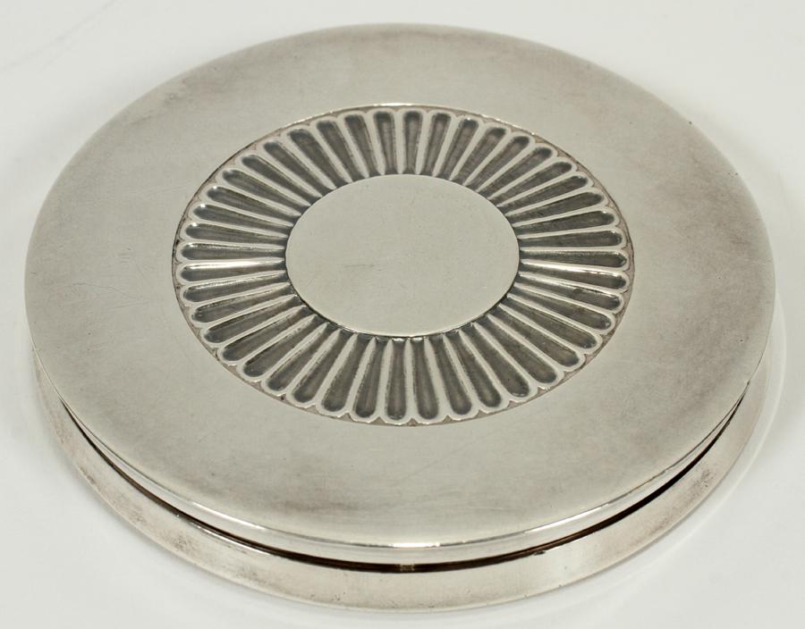 GEORG JENSEN 'BERNADOTTE' STERLING COMPACT: GEORG JENSEN 'BERNADOTTE' STERLING COMPACT, C. 1930, DIA 3.25", 4.1 TOZ A Georg Jensen 'Bernadotte' sterling compact. Marked #278 to the underside. Total weight: 4.1 troz.