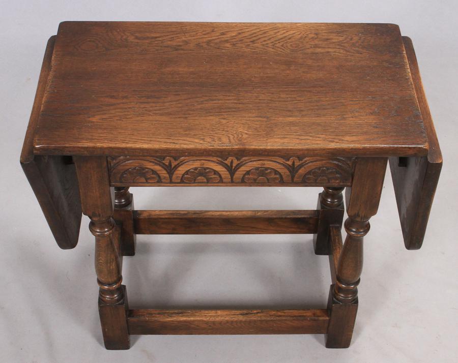 ENGLISH STYLE SMALL VINTAGE OAK SIDE TABLE (1 of 3)