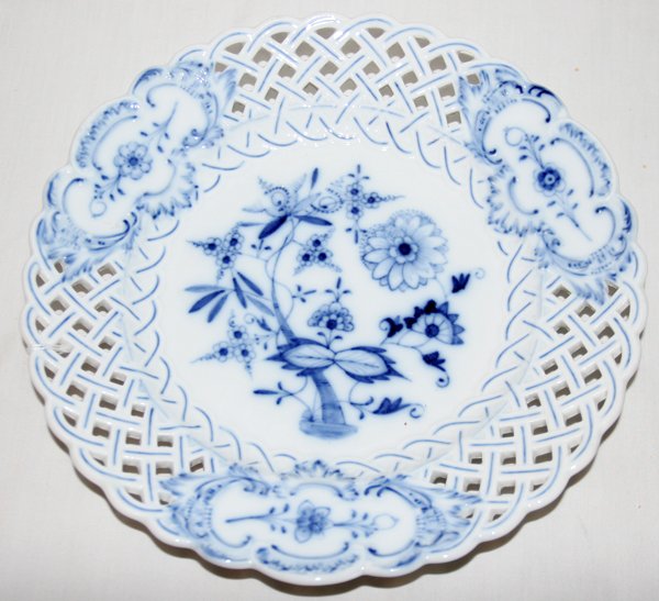 MEISSEN 'BLUE FLORAL' PLATE, DIA 10"