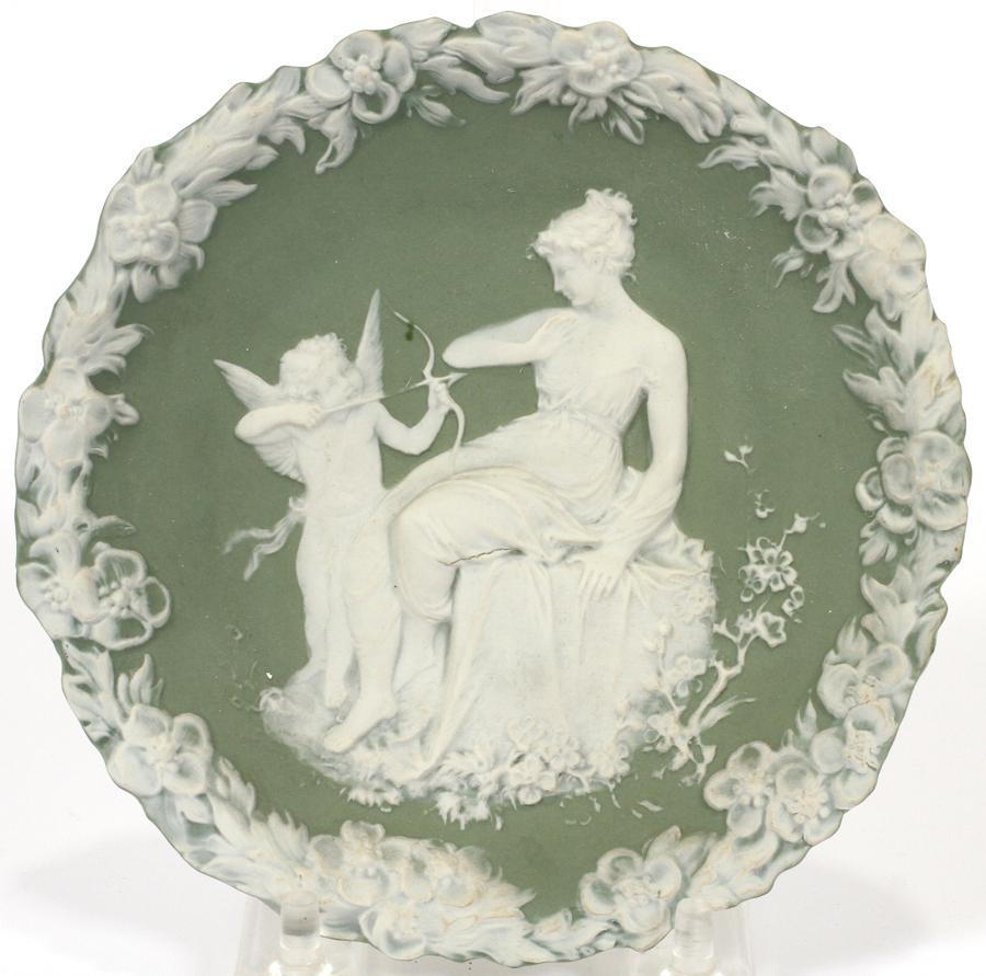 NEOCLASSICAL INFLUENCE POTTERY PORCELAIN PLAQUE: NEOCLASSICAL INFLUENCE POTTERY PORCELAIN PLAQUE LIBERTY AND WINGED CHILD W./ BOW & ARROW 'LOVE' (1) DIA 5.5" Porcelain