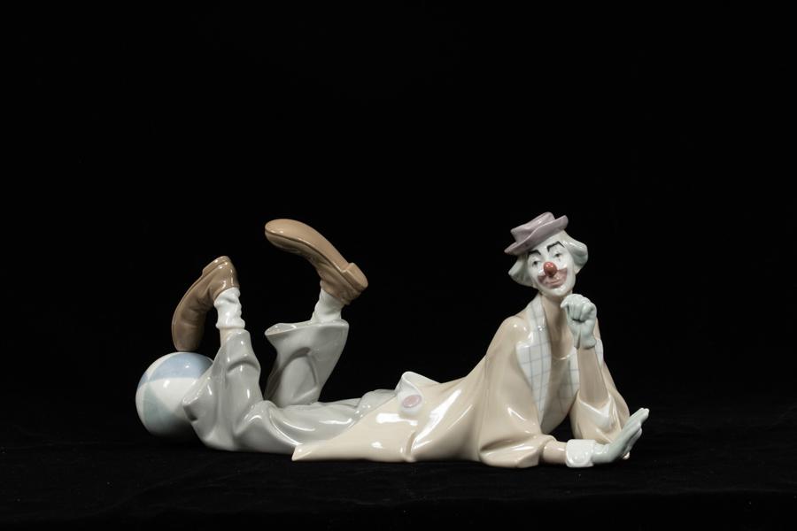 LLADRO PORCELAIN CLOWN L 15": LLADRO PORCELAIN CLOWN L 15" Hand decorated and made in Spain.From an astute collector of fine antiques, especially glass, Atlanta, Mi.