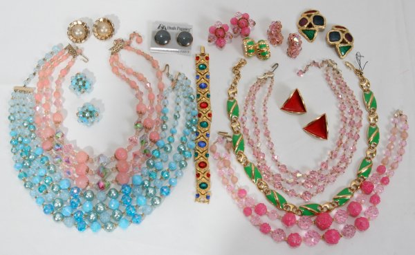 ASSORTED LOT OF COSTUME JEWELRY