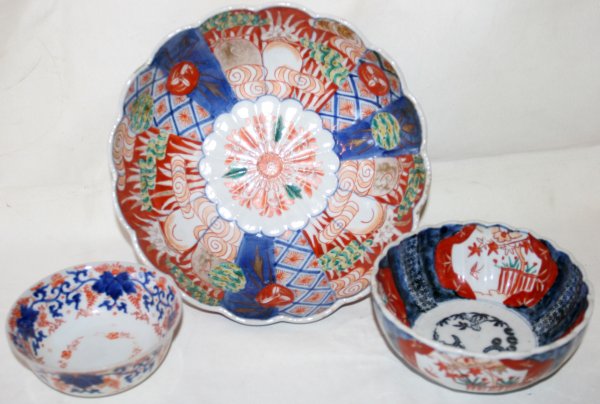 JAPANESE IMARI PORCELAIN BOWLS, 19TH C, THREE