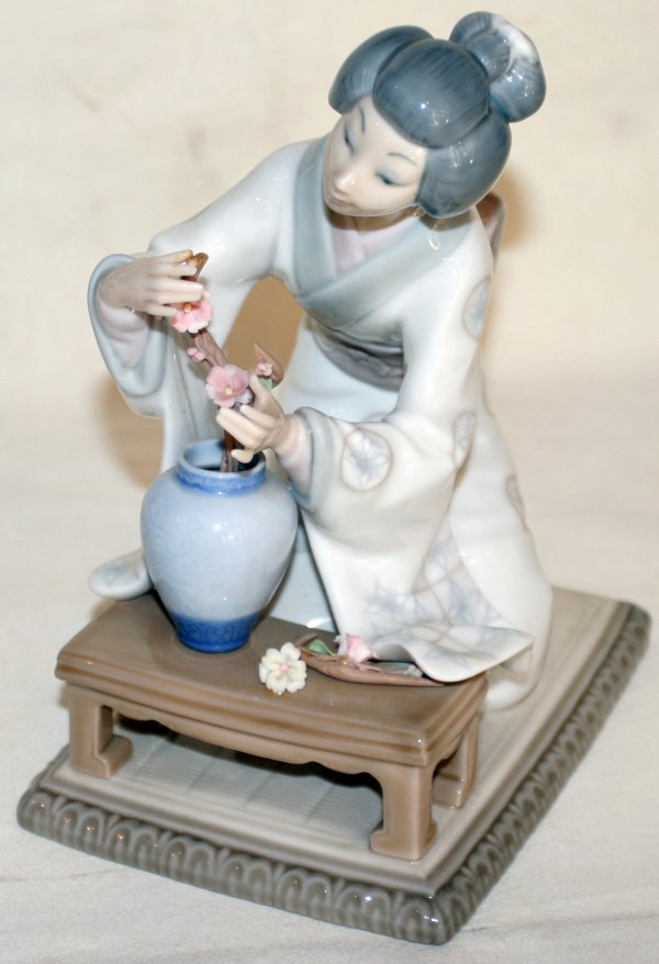 LLADRO PORCELAIN FIGURE, JAPANESE FLOWER GIRL